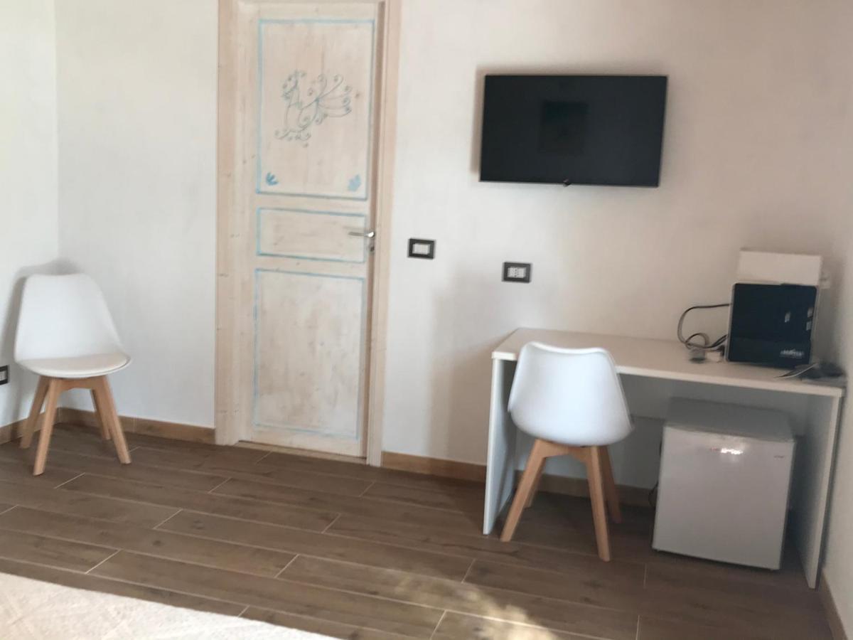 Hotel La fragola in Campagna San Pantaleo Esterno foto